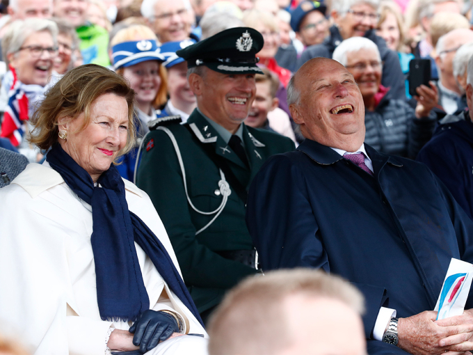 Kongeparet hygger seg med underholdningen på Kapp. Foto: Heiko Junge, NTB scanpix.